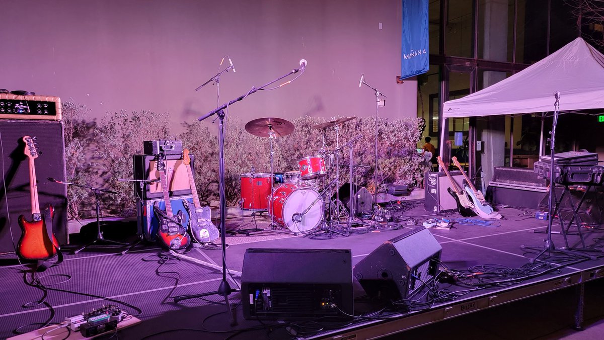 LouisValdez1's tweet image. Pics of February's first Thursday on South Congress. Live performance by the #Shooks #SouthCongressHotel #livemusic #AustinTx #SoCo #FirstThursday