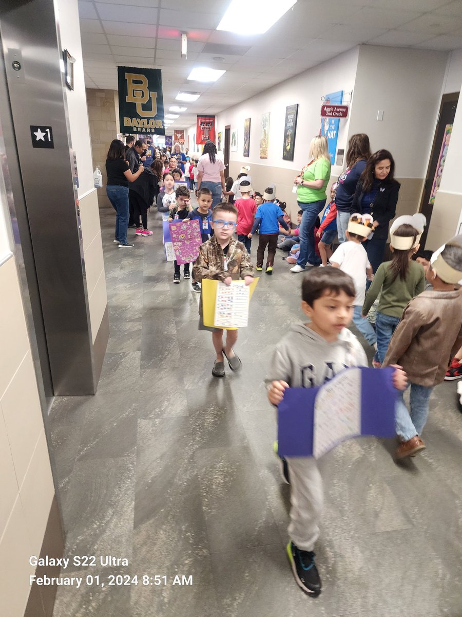 RGdiesel2011's tweet photo. L.F. Smith students and teachers had a blast celebrating 100th day of school! #pisdmathchat  @LFSmithElem https://t.co/C0IWhpjTl2
