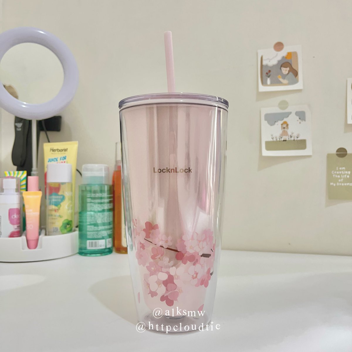 beli tumbler under 100k ga expect bakal segentong ini &amp; bisa tahan es 6 jam an 🫵🏻

desain &amp; warnanya cantik bgt lagi 🥹🌸