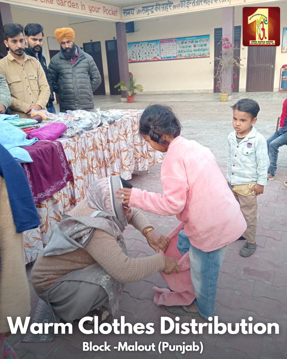 DSSNewsUpdates's tweet photo. #DeraSachaSauda volunteers are a beacon of warmth in this chilly season, extending a helping hand to those sleeping on the streets. They've donated blankets, sweatshirts, shawls, shoes, and more, spreading care and kindness. #WinterWarmth #SpreadLove https://t.co/QLIAeEnGa8