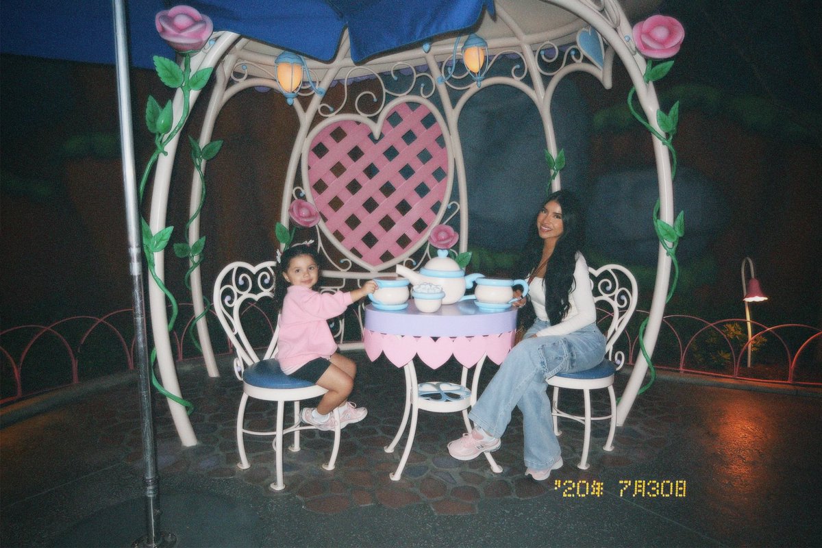 S/o to the stranger who saw me taking pics of my daughter &amp; offered to take this one 😭🎀😚😚