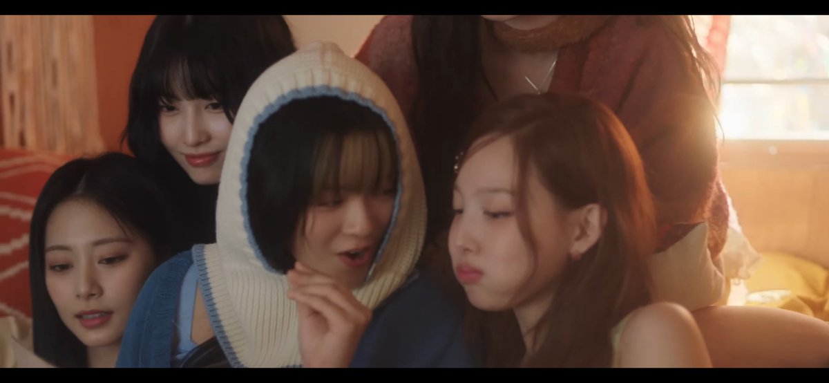 angelucabial's tweet photo. GIRLLLLLLLLLL????????? 

I GOT YOU MV OUT TODAY
#TWICE #IGOTYOU
@JYPETWIC https://t.co/DPTxRr5wLc