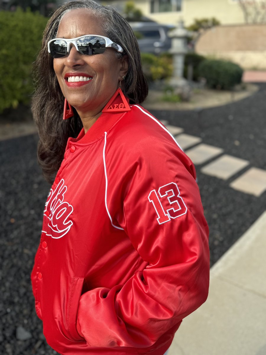 Geesmom2's tweet image. January Delta Box is here❣️The Delta Sigma Theta Satin Jacket❤️. The legacy continues celebrating 111 years of sisterhood, scholarship and service❣️#deltabox #FarwestFIRST #DST111 #deltabox #deltaboxbrandambassador #deardelta #dst1913 #deltasigmathetasororityinc #trunksup #divas