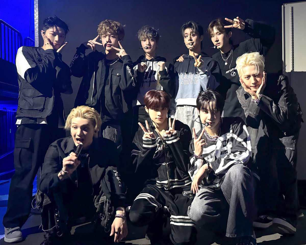 xikers_official's tweet photo. [👀] 240201 xikers WORLD TOUR TRICKY HOUSE : FIRST ENCOUNTER IN BERLIN

로디의 큰 응원 덕분에 싸이커스 행복 에너지 충전 완료🔋
오늘도 함께 해서 행복했어요🥰🖤

#Hi_kers👋 #xikers #싸이커스 https://t.co/VALYbqDmhM