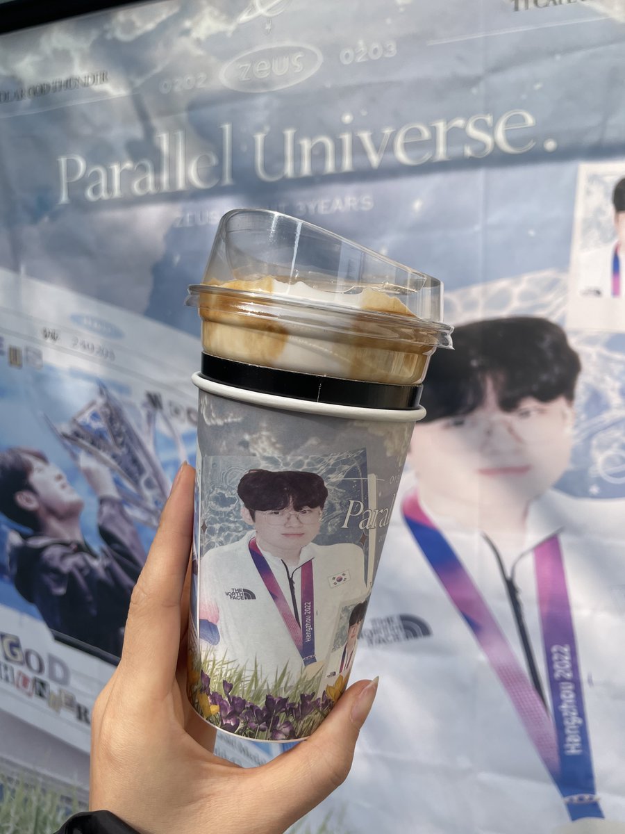 T_960507's tweet photo. #Parallel_universe
#Dear_ZEUS_From_WOOJE
#우스야_3주년_축하해_형이야
#스무살_우제야_아자아자
생카에 이어 3주년 카페도 다녀왔습니다😋 유니폼 바뀐 디테일에 기절했지뭐에요🤦♀️ 바뀐 포토존도 너무 기엽구 ㅋㅋ우제사진 잔뜩👍
재치있는 기념일 카페 만들어주셔서 감사해요! @us_niverse https://t.co/anz95Mvr0R