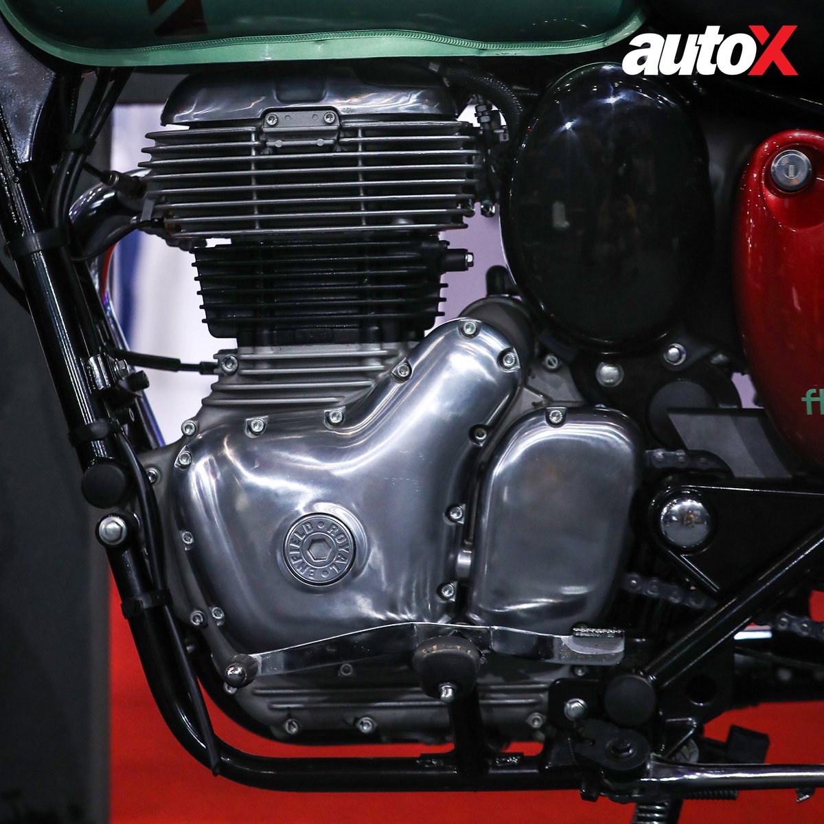 autox's tweet photo. At the #BharatMobilityExpo 2024, #RoyalEnfield unveiled the Classic Flex 350, capable of running on an ethanol blend of up to 85 per cent. The #REClassic Flex sports an exclusive green colour scheme complemented by red accents. https://t.co/VVA8cw2BCh