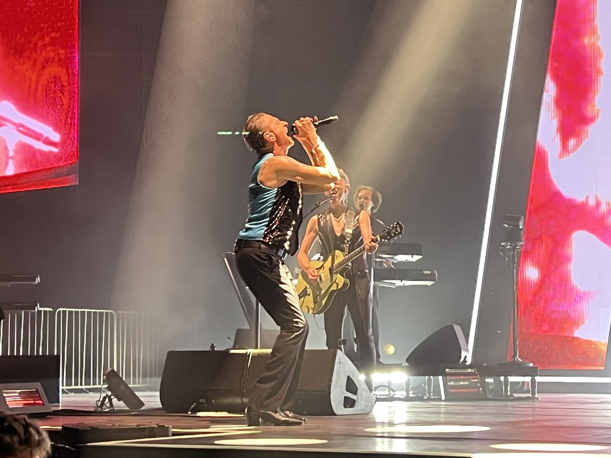 flighthalo's tweet photo. Depeche Mode Glasgow! AMAZING show! #DepecheMode #MementoMoriTour #glasgow #davegahan #martingore #superpuff #show10of11 #Devotee https://t.co/FXzxgqZ1Ps