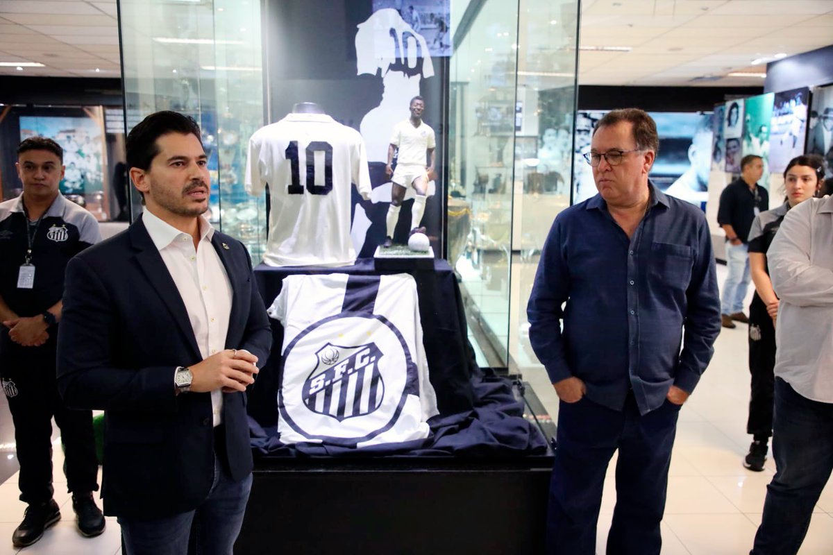 A nossa homenagem ao Rei <a href="/Pele/">Pelé</a> 👑 eternizada no Memorial das Conquistas do <a href="/SantosFC/">Santos FC</a>. Honra e respeito ao maior atleta de todos os tempos.