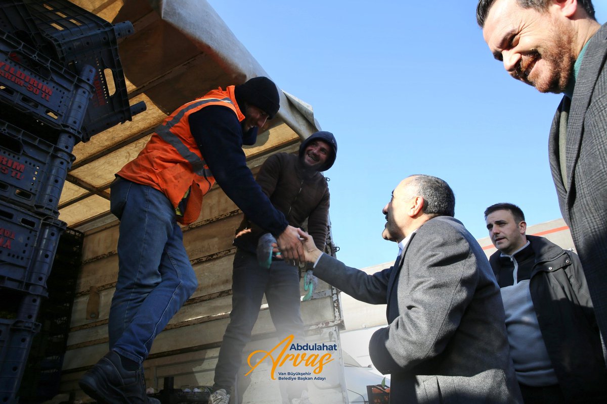 ArvasAbdulahat's tweet photo. Bu soğuk kış gününde içimizi halkımızın muhabbetiyle ısıtıyoruz. İl Başkanımız Emre Güray, İpekyolu Belediye Başkan A. Adayımız Yavuz Karaman ve parti teşkilatımızla sebze hali esnafımızı ziyaret ettik. Taleplerini dinledik. İyi ki varlar... #SadeceVan #HazirizKararliyiz https://t.co/U3QM091OQv