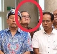 Yang dilingkari itu siapa ya? 🧐