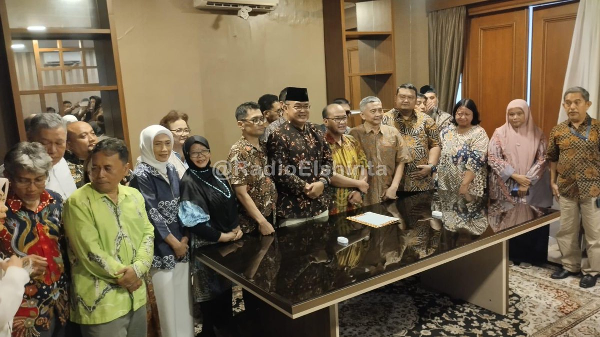RadioElshinta's tweet photo. Kelompok masyarakat yang menamakan diri Alumni Perguruan Tinggi Negeri dan Swasta Se-Indonesia menyampaikan maklumat dalam menolak narasi-narasi negatif yang menyudutkan Presiden Jokowi.

"Kita berkumpul di sini untuk menyikapi kondisi politik saat ini, dimana banyak narasi narasi negatif yang menyudutkan Bapak Presiden Jokowi," kata Tommy Rahaditia, salah seorang peserta penyampaian maklumat, di kawasan Dharmawangsa, Jakarta, Jumat (2/2). 

Salah satu bunyi maklumat tersebut yakni, "Apapun yang sudah menjadi keputusan Hukum di Indonesia, sebagai warga negara apalagi sebagai Civitas Akademika Kampus yang terbiasa dalam lingkup Pendidikan IImiah, tidak sepantasnya menilai sesuatu dari sudut pandang politik praktis, apalagi melakukan manuver politik praktis." 📸Rap 
#BeritaElshinta