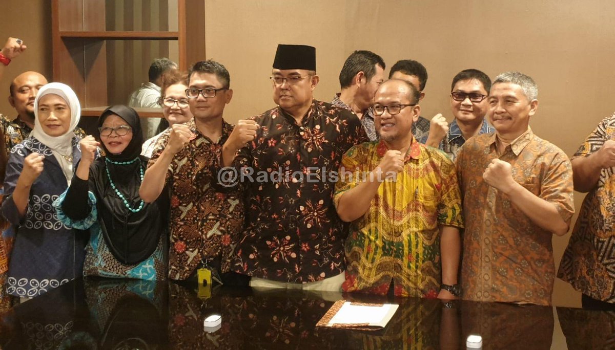 RadioElshinta's tweet photo. Kelompok masyarakat yang menamakan diri Alumni Perguruan Tinggi Negeri dan Swasta Se-Indonesia menyampaikan maklumat dalam menolak narasi-narasi negatif yang menyudutkan Presiden Jokowi.

"Kita berkumpul di sini untuk menyikapi kondisi politik saat ini, dimana banyak narasi narasi negatif yang menyudutkan Bapak Presiden Jokowi," kata Tommy Rahaditia, salah seorang peserta penyampaian maklumat, di kawasan Dharmawangsa, Jakarta, Jumat (2/2). 

Salah satu bunyi maklumat tersebut yakni, "Apapun yang sudah menjadi keputusan Hukum di Indonesia, sebagai warga negara apalagi sebagai Civitas Akademika Kampus yang terbiasa dalam lingkup Pendidikan IImiah, tidak sepantasnya menilai sesuatu dari sudut pandang politik praktis, apalagi melakukan manuver politik praktis." 📸Rap 
#BeritaElshinta
