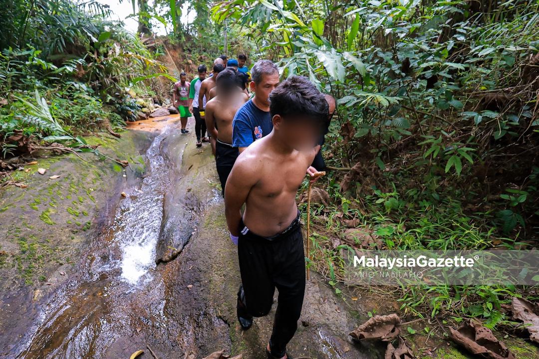 MgPerak's tweet photo. Sebahagian daripada 131 pendatang tanpa izin (PATI) warga asing dari Myanmar termasuk etnik Rohingya yang merusuh dan meloloskan diri dari Blok Lelaki Depot Imigresen Sementara Bidor, ditemui sekitar jam 3.30 petang tadi. 

#malaysiagazetteperak
#depotimigresensementarabidor https://t.co/BOXxriFItd