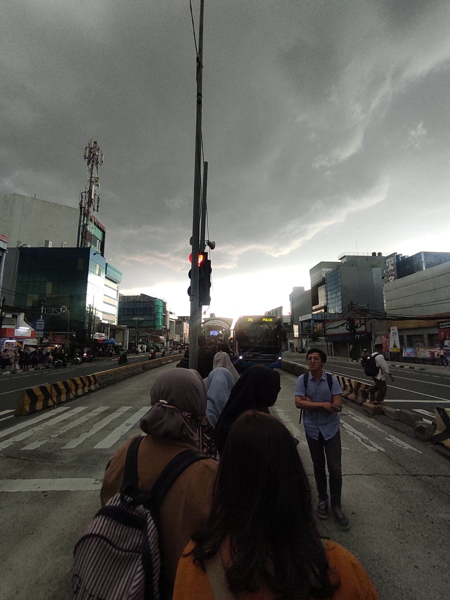 dpermana89's tweet photo. @PT_Transjakarta antrian masuk halte petojo sampai ke jalur transjakarta ada kendala apa? https://t.co/KAng7fZaKs