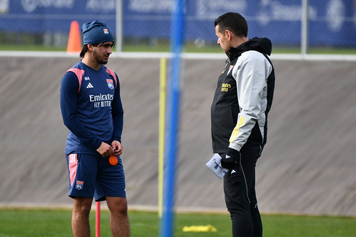 Avant le début de la séance, Mohamed #ElArouch, baskets au pieds, a été aperçu avec Pierre #Sage. Finalement, le milieu de terrain ne s’est pas entraîné avec le groupe pro. #OL 
📸 crédits : @lyon_foot69