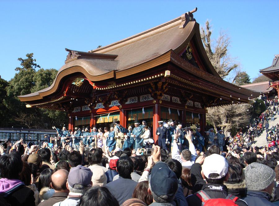 Setsubun est un festival annuel célébré le 2, 3 ou 4 février de chaque année. Son nom signifie littéralement "division saisonnière" et symbolise le début du printemps au Japon. Il s'accompagne d'un rituel spécial appelé "mamemaki" qui signifie lancer de haricots.