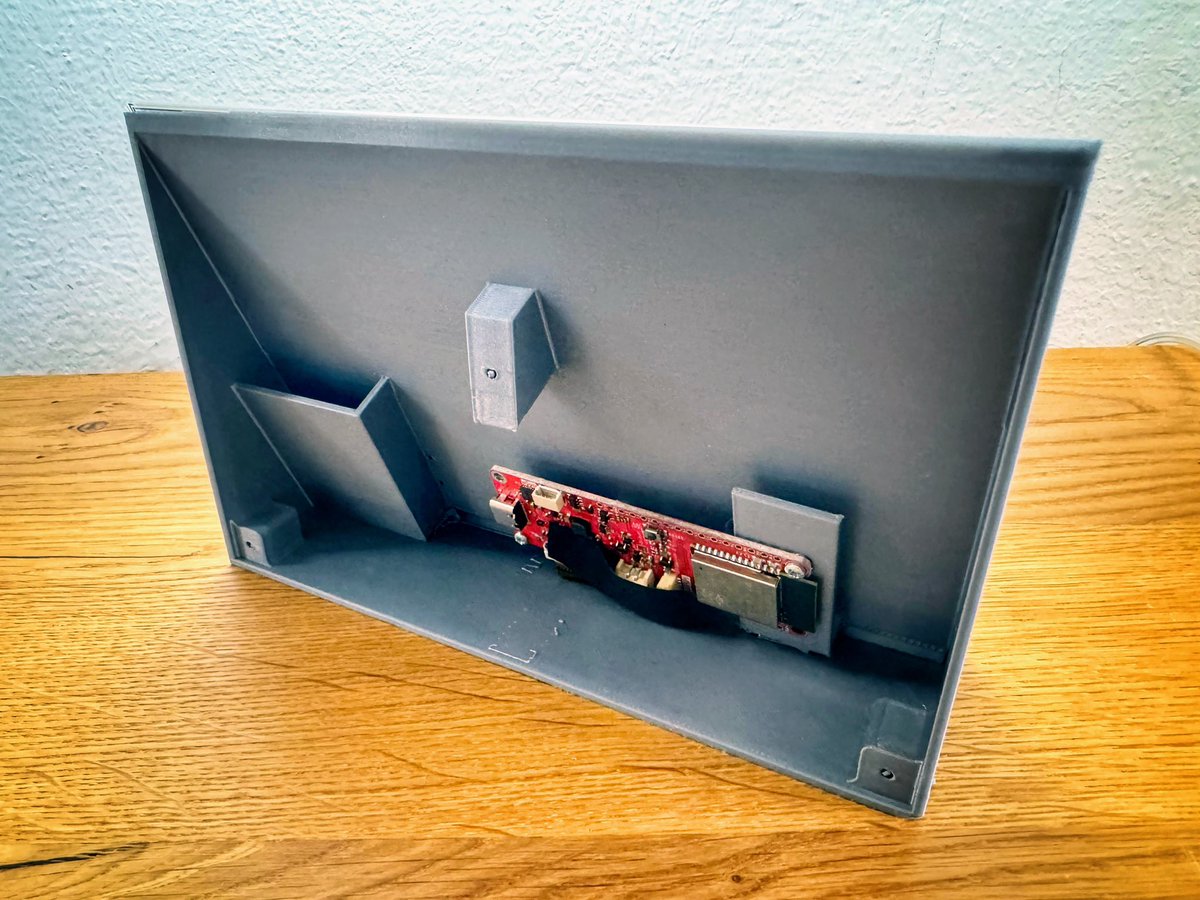 #Dnes3D tisknu - přišel #eInk od <a href="/laska_kit/">LaskaKit</a>, tak je potřeba udělat další <a href="/zivyobraz/">Živý obraz</a> - model zde bit.ly/480tmUP - není to přesně na tuto desku, ale rozžhavená jehla udělala dírky na šroubky na správném místem :-)