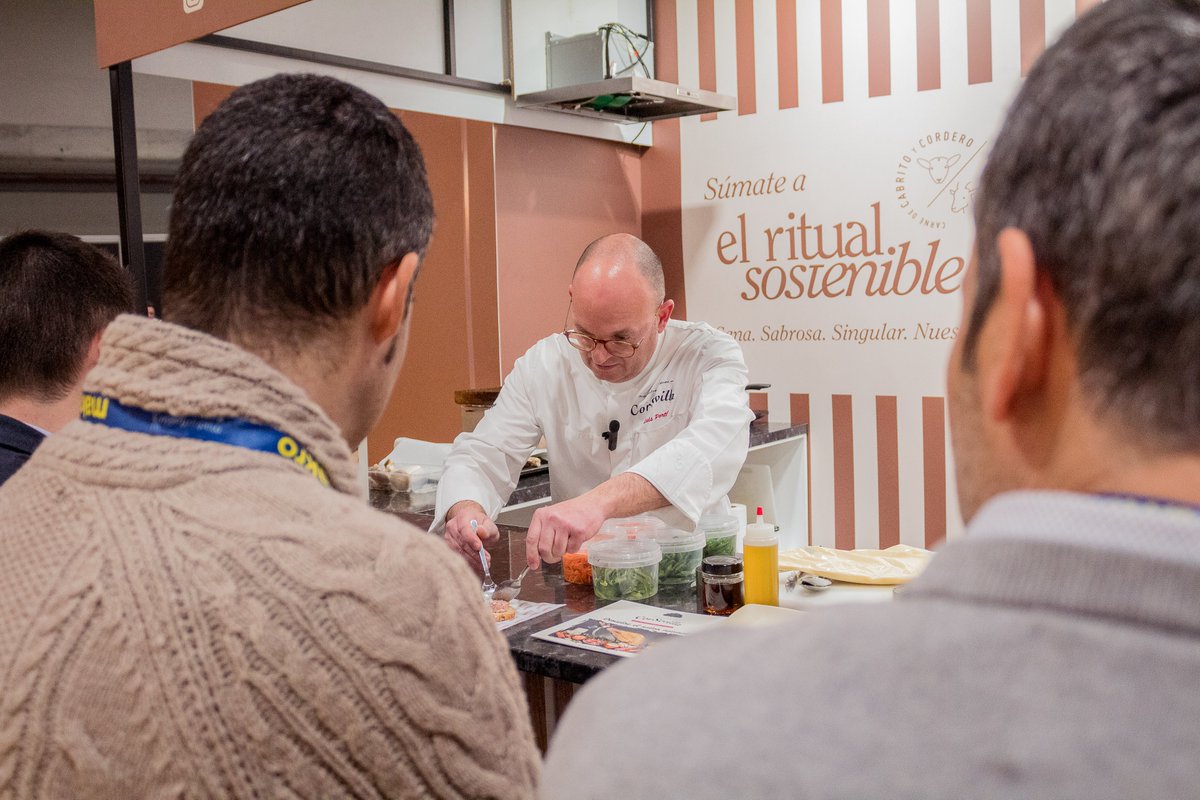 CarneCordero's tweet photo. ▶️.@corsevilla_ presenta su conservas gourmet de carne de ovino ‘Delicias de cordero’.
El evento tuvo lugar en el stand de #Interovic en #MadridFusión de la mano del cocinero Luis Portillo.
Toda la info ⬇️
https://t.co/utGfRsxlf0
vía: @int_ganaderia https://t.co/VTSNEUBFG3