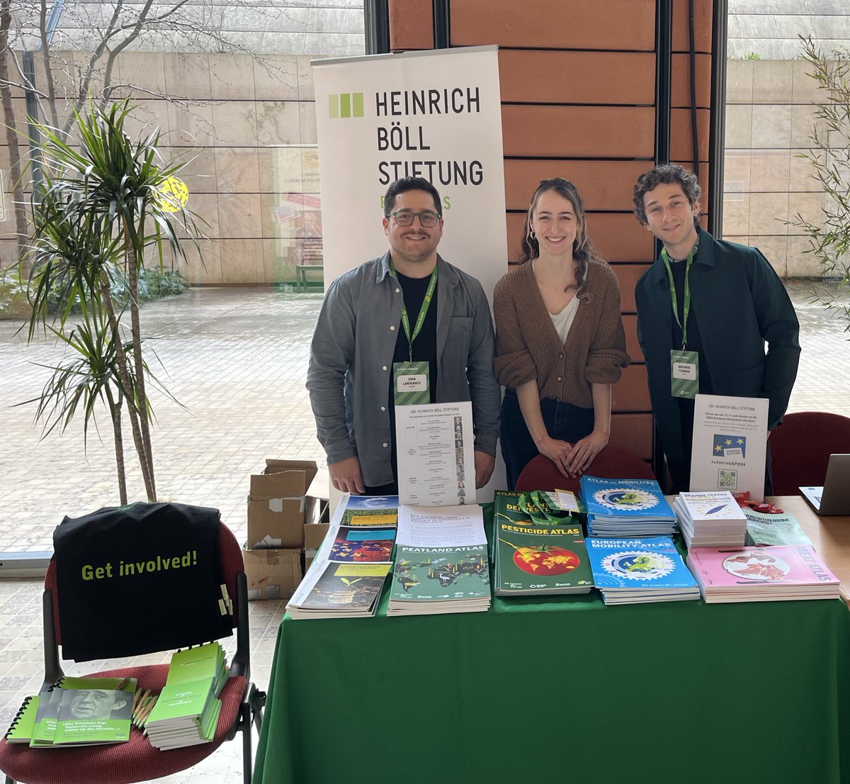 boell_eu's tweet photo. 🟢 Bonjour from Lyon! 🌻🇪🇺🇫🇷 
The #EGPCongress starts today. Come meet us at our @BoellStiftung stand and join us at parallel sessions on Green strategies against the far-right &amp; on Green narratives for a geopolitical Europe📚🗣️➡️ https://t.co/xfKiOdNSMD
@europeangreens #EP2024 https://t.co/ZEqyflhvhX