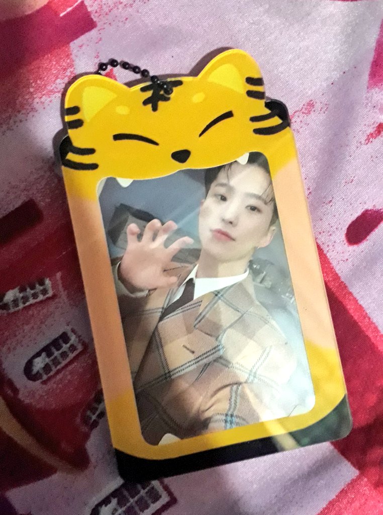 daradeehan's tweet photo. @caratstalk Rill makanya kalo beli cahol selalu nyari yang design nya ga terlalu rame, padahal banyak cahol lucu-lucu tapi takut ga ngepas buat pc dia yang posenya selalu miring https://t.co/9V3AawuWdo