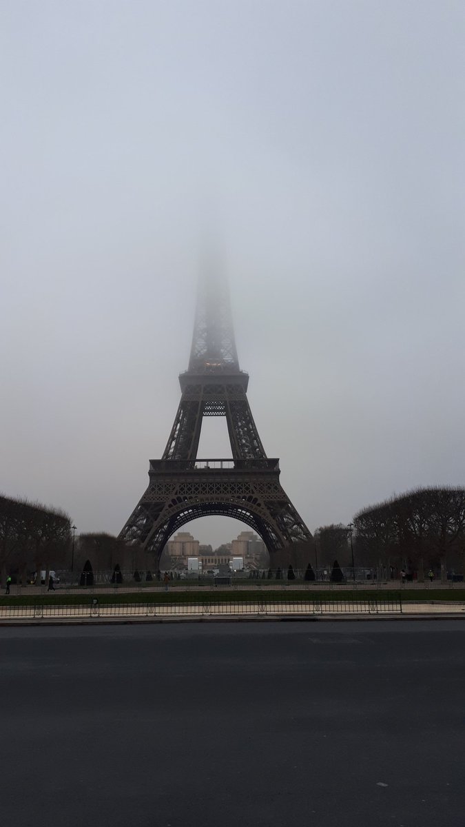 JMBacquet's tweet photo. Ce matin, en se levant, Madame a perdu la tête ! #eiffel #Paris https://t.co/WjdxUmBnQa