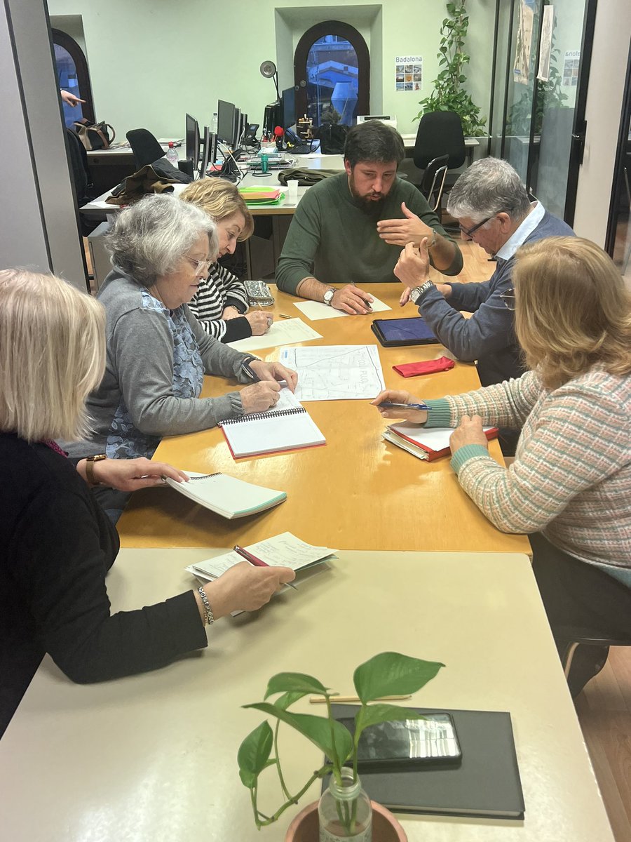 Reunió de treball amb l’@AVColliPujol per analitzar diverses problemàtiques que afecten el barri. Des de la presència d’amiant fins a la mobilitat #Badalona