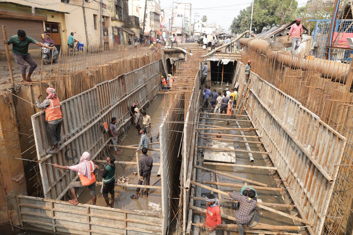 CMCCuttack's tweet photo. the areas to review the progress of Box Drain. Shri Swain instructed the concerned officers to complete the work within stipulated time.
#WorkInspection #Silvercity #Cuttack
@CMO_Odisha @MoSarkar5T @Culturedeptt @CMCCuttack @HUDDeptOdisha @SSingh_odisha @CuttackDM @IPR_Odisha https://t.co/vGuPW1MZkc