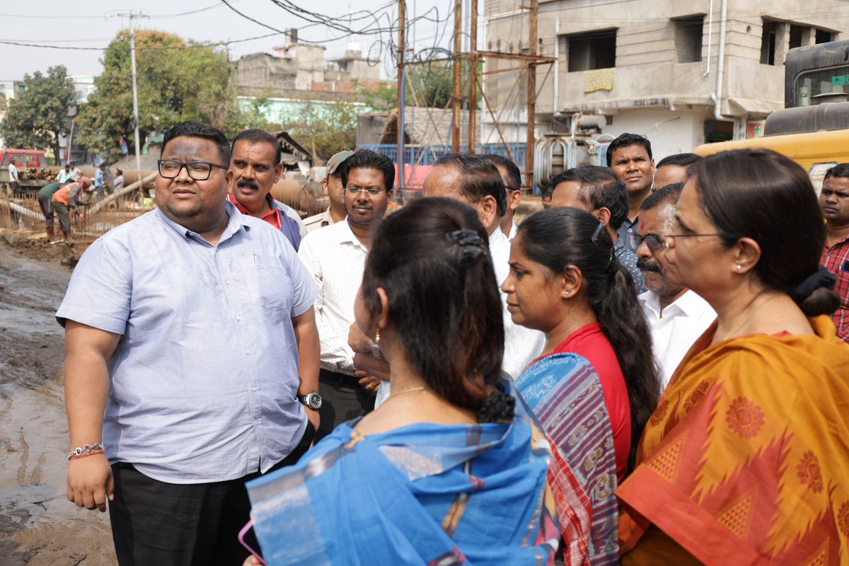 CMCCuttack's tweet photo. the areas to review the progress of Box Drain. Shri Swain instructed the concerned officers to complete the work within stipulated time.
#WorkInspection #Silvercity #Cuttack
@CMO_Odisha @MoSarkar5T @Culturedeptt @CMCCuttack @HUDDeptOdisha @SSingh_odisha @CuttackDM @IPR_Odisha https://t.co/vGuPW1MZkc
