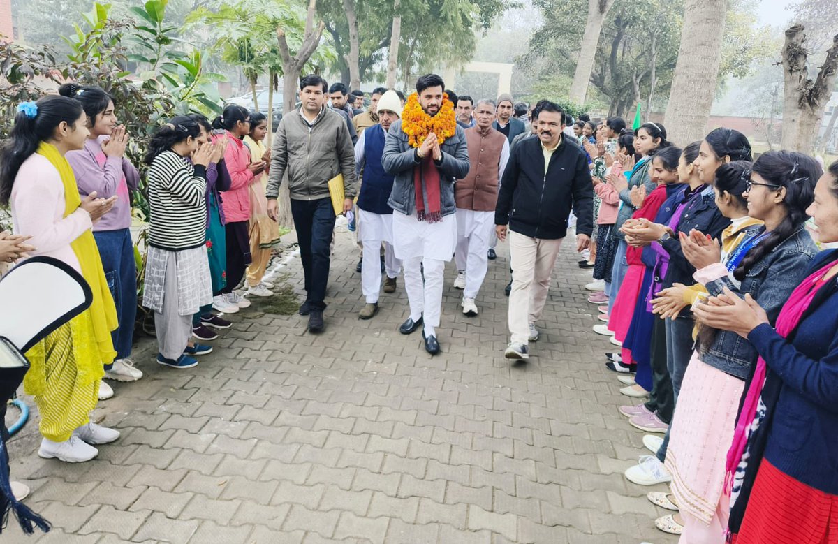 bbhavyabishnoi's tweet image. बालसमन्द गवर्नमेंट कॉलेज में छात्र-छात्राओं से रूबरू हुआ एवं उनकी समस्याएं सुनी। बालसमंद में जल्द शुरू होने वाले चौ. भजनलाल कॉलेज निर्माण के साथ-साथ अन्य कार्यों की जानकारी दी।

#आदमपुर #Adampur