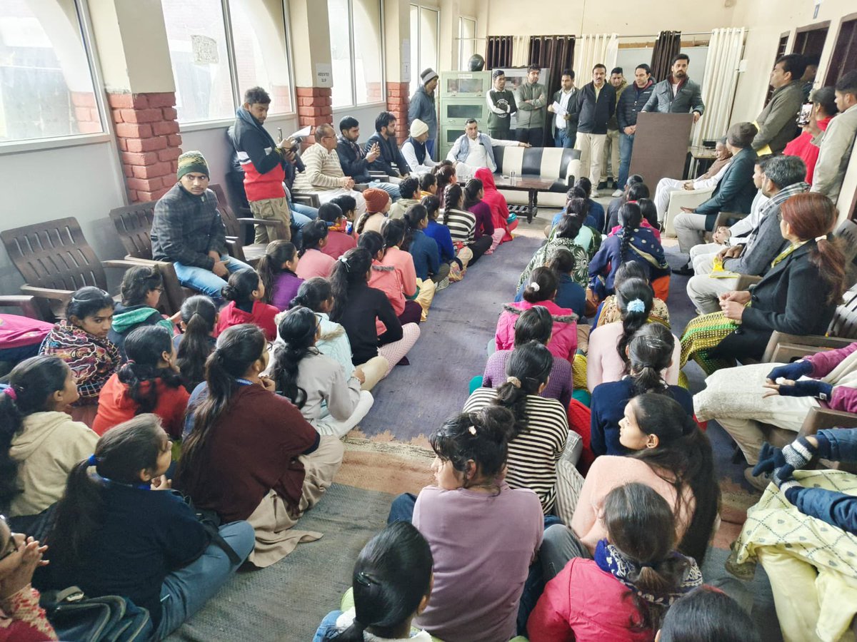 bbhavyabishnoi's tweet image. बालसमन्द गवर्नमेंट कॉलेज में छात्र-छात्राओं से रूबरू हुआ एवं उनकी समस्याएं सुनी। बालसमंद में जल्द शुरू होने वाले चौ. भजनलाल कॉलेज निर्माण के साथ-साथ अन्य कार्यों की जानकारी दी।

#आदमपुर #Adampur