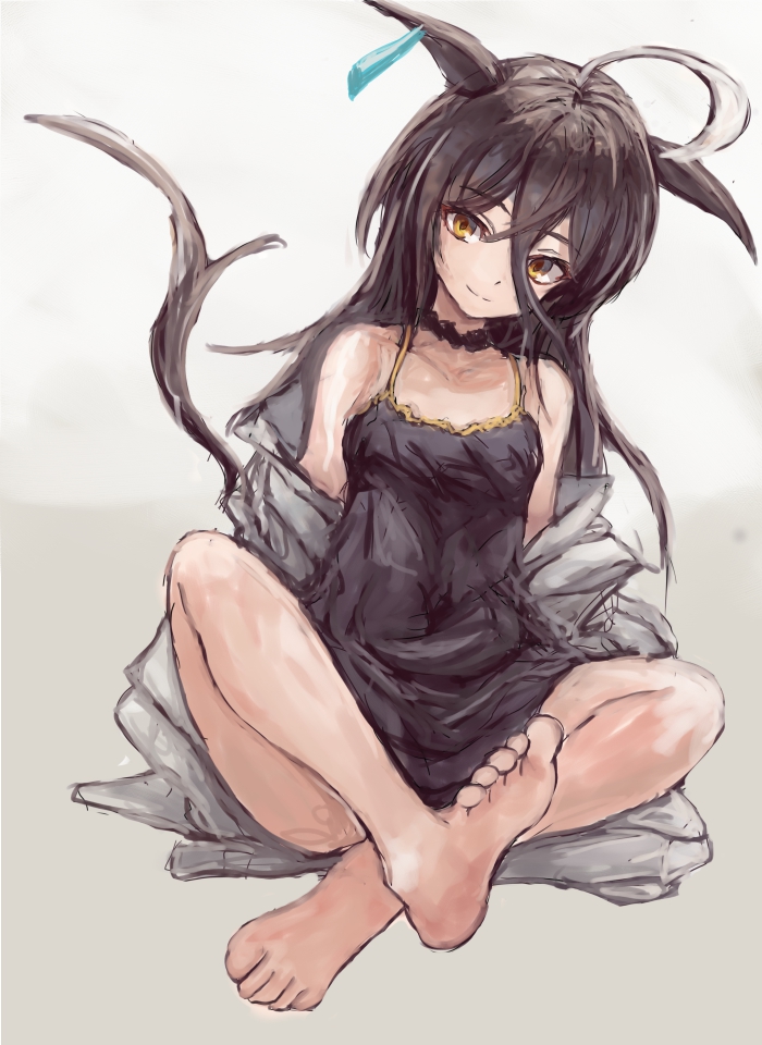 マンハッタンカフェ(ウマ娘) 「#これを見たやつは座ってる画像をあげろ 」|柳のイラスト