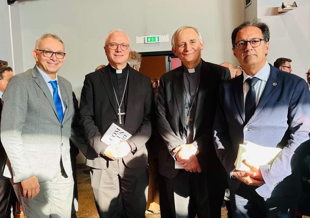 Copercom (@copercom) on Twitter photo Zuppi: «I vostri #influencer siano i #poveri»
Consegnato a presidente #Cei e segretario generale #Baturi il #libro “ComunICare, 20 #giornalisti in dialogo con il #Pontefice” curato da #Ucsi
Qui la notizia: tinyurl.com/2t2mejs9
#Zuppi
<a href="/vivar/">Vincenzo Varagona</a> <a href="/Salvo1Di/">Salvatore Di Salvo</a> <a href="/UcsiSocial/">Ucsi Social</a>
<a href="/UCSCEI/">@CEI</a> Zuppi: «I vostri #influencer siano i #poveri»
Consegnato a presidente #Cei e segretario generale #Baturi il #libro “ComunICare, 20 #giornalisti in dialogo con il #Pontefice” curato da #Ucsi
Qui la notizia: tinyurl.com/2t2mejs9
#Zuppi
<a href="/vivar/">Vincenzo Varagona</a> <a href="/Salvo1Di/">Salvatore Di Salvo</a> <a href="/UcsiSocial/">Ucsi Social</a>
<a href="/UCSCEI/">@CEI</a>