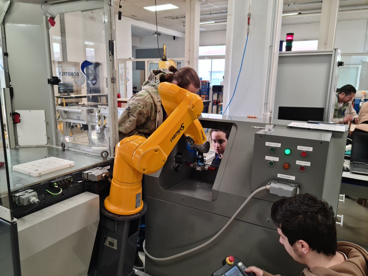 lyc_Eucalyptus's tweet photo. Trophée #RobotFly
Lorenzo, Jeremy et Matheo (en #BTS #Electrotechnique) se sont qualifiés pour la finale internationale après une journée d’épreuves au lycée Chiris de #Grasse👏

@AcademieNice @RegionAcPaca #groupeclaret @staubligroup #campusmecanique74
https://t.co/xctFwxwkt3 https://t.co/zMda8jFdI9