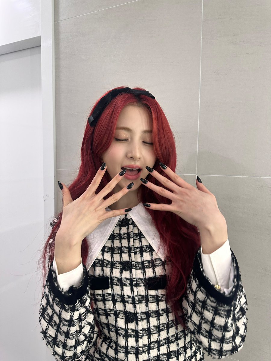 IM_LESSERAFIM's tweet image. 스페셜 은행장 체리윤진 🍒💸
재밌었다!
#LE_SSERAFIM #르세라핌 #HUHYUNJIN #허윤진