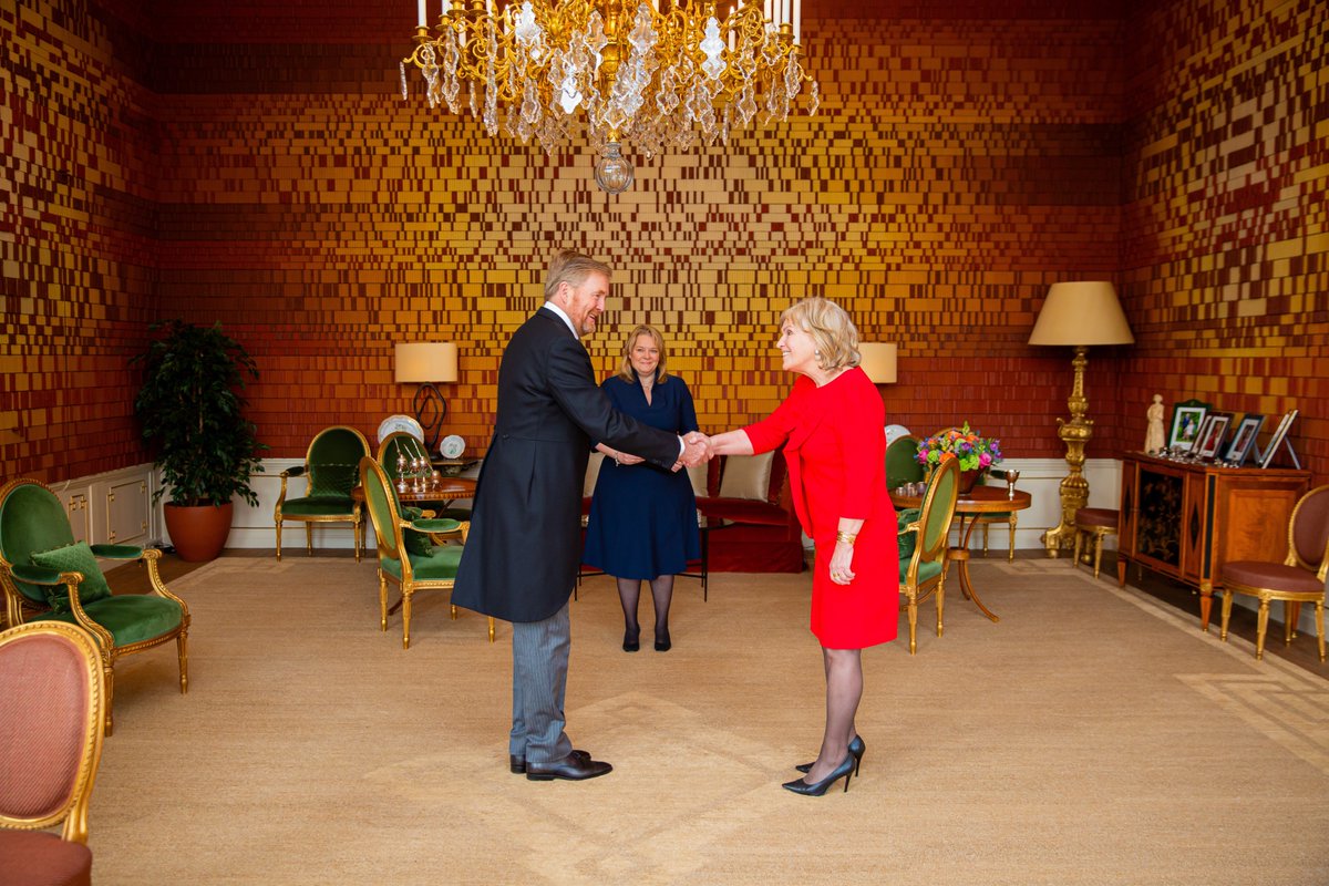 MinVWS's tweet photo. Vanochtend is Pia Dijkstra beëdigd tot minister voor Medische Zorg. Wij heten Pia van harte welkom bij @minVWS! https://t.co/CRfdlnWpeU