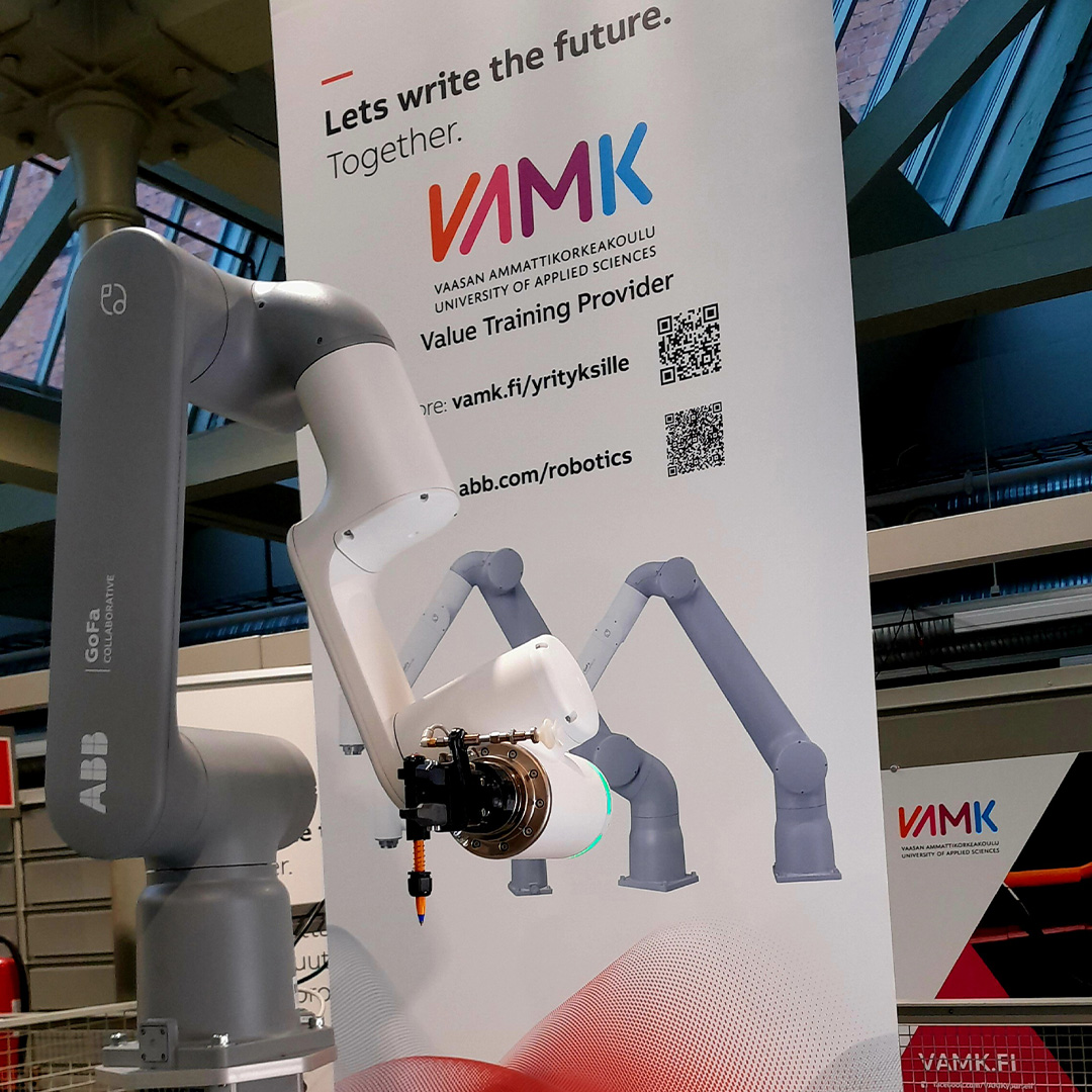 VAMKtweets's tweet photo. LINAK lahjoitti VAMK:lle yhteistyörobotin alle asennettavan ELEVATE -nostopilarin. Joel Tanninen LINAKilta ja Peter Taipale @ABBSuomi Roboticsilta vierailivat keskiviikkona 31.1. Technobothnian konetekniikan laboratoriossa katsomassa toimivaa kokonaisuutta. #tekniikka #abb #vamk https://t.co/sy67FqtsrY