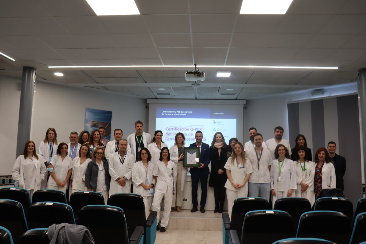 La Unidad de Farmacia del #HUnivPoniente <a href="/Farmacia_H_Pon/">Farmacia Poniente</a> ha recibido esta mañana la Certificación de Calidad Q-PEX 🏅, promovida por <a href="/sefh_/">S.E.F.H</a>  y la empresa <a href="/AbbVie_ES/">AbbVie España</a> 
Enhorabuena!! 👏👏
#SomosPoniente 
<a href="/saludand/">Consejería de Salud y Consumo</a>  <a href="/AlmeriaJunta/">AlmeríaJunta</a> <a href="/peacro/">PEDRO ACOSTA</a> <a href="/CheloArtero/">Chelo Artero</a> <a href="/juanbelmena/">Juan de la Cruz Belmonte Mena</a> <a href="/doro_macv/">M. Ángeles</a>
