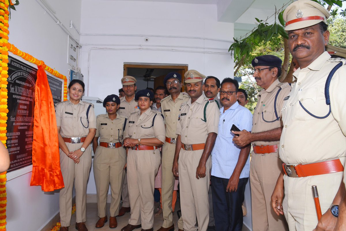 PoliceVzm's tweet photo. Mrs. M. Deepika, IPS, @SpVzm garu #inaugurated #PoliceGuestHouse for #seniorpoliceofficers at Dist. Hqrs., VZM on 02-02-2024.
@APPOLICE100
@MahilaRakshVZM
@mahilapolicevzm
@POLICESRIKAKULM
@ChittoorPolice
@Kadapa_Police
@BapatlaPolice
@tirupatipolice
@KAKINADAPOLICE https://t.co/nCorHESEYe