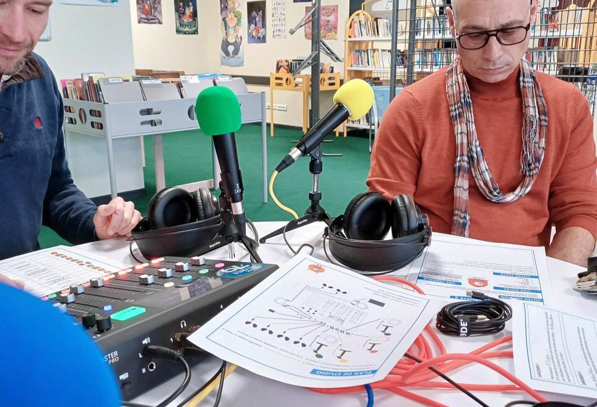 Formation Webradio <a href="/rostand79/">ClgJRostand79</a> ON AIR 👍 Merci Marie <a href="/EMI_Poitiers/">CLEMI EMI Poitiers</a>