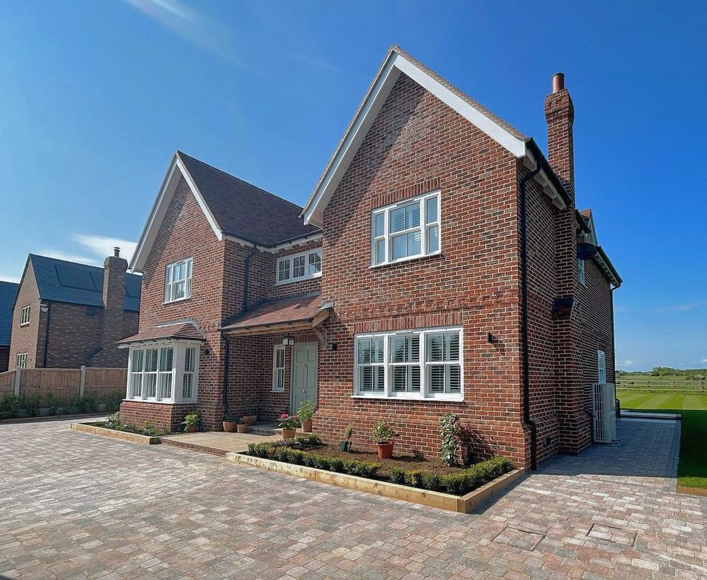 _RoseCollection's tweet image. Beautiful self-build in Essex featuring the Ultimate Rose #RoseCollection sash windows 😍🌹