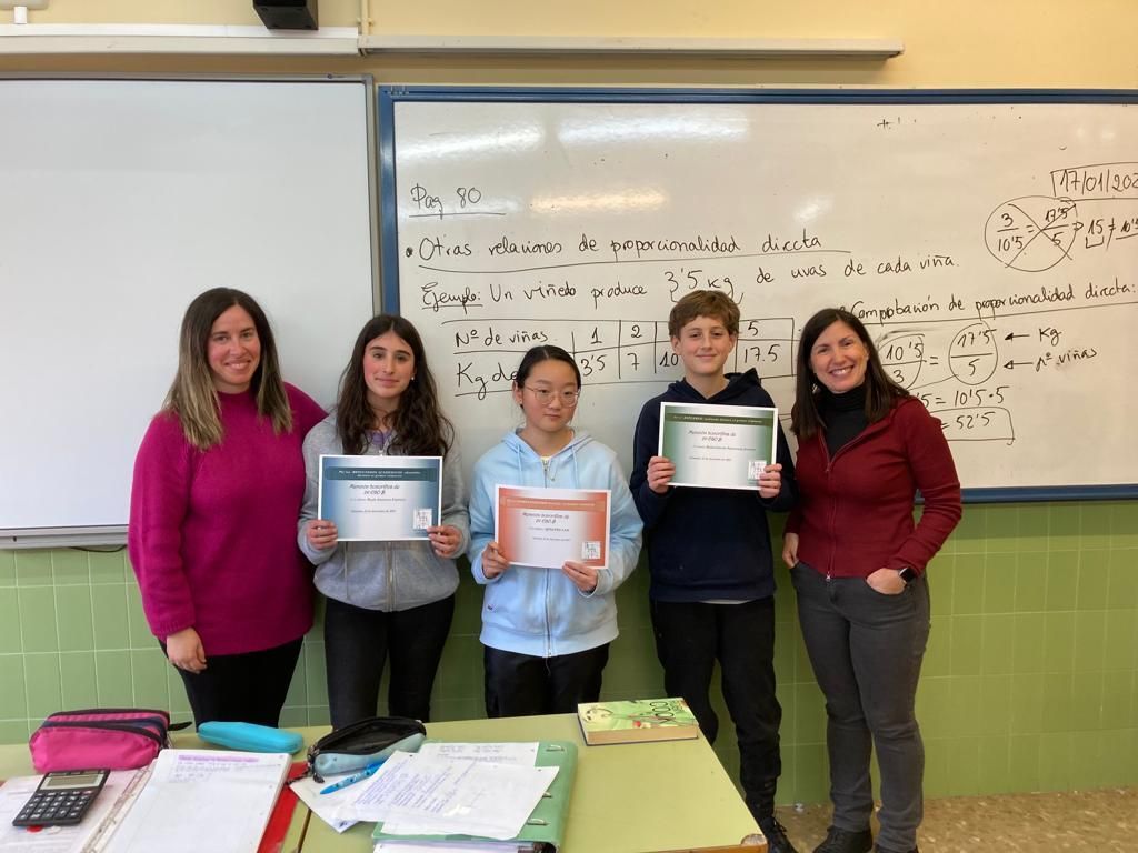 IESFranciscoAya's tweet photo. Estamos entregando las 📜 menciones honoríficas a los chicos y chicas por sus 🗒️ notas, 💪 esfuerzo y 👫👬 compañerismo. Aquí las de 1º ESO A y B, 2ºB y 4º B.  🎉¡Enhorabuena a todos/as!🎉 https://t.co/qrFG65R3rx