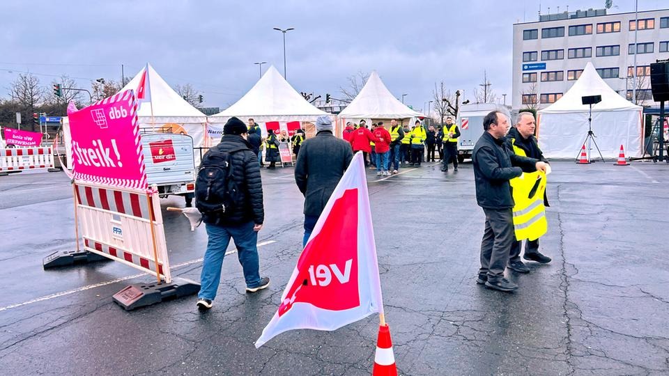 PressEcono's tweet photo. Aktuelle Nachrichten und Ereignisse in Hessen: Unfall, Streik am Flughafen und mehr https://t.co/ZyuNXy0WaQ #Unfall #Flughafenstreik #Taschenfund #DeutscheBank #UkraineHilfe #Produktfälschungen #RMV #WetterHessen https://t.co/OCduZ7Yrp0
