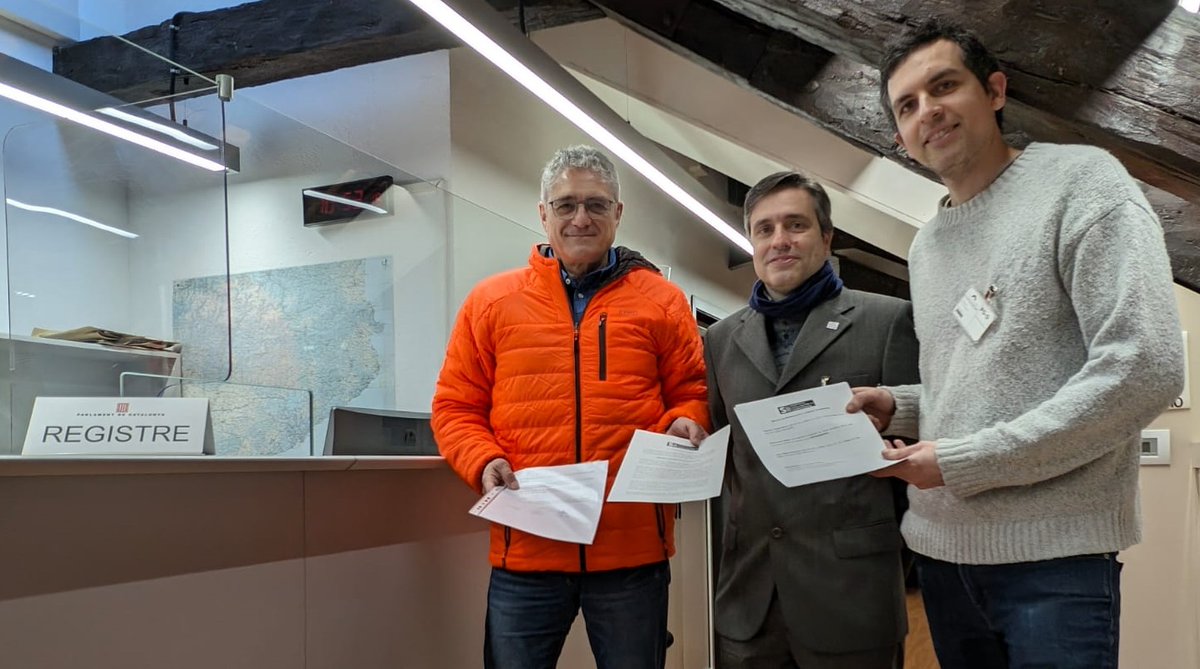 solidaritatcat's tweet photo. Avui hem presentat la ILP per Declarar la Independència. La feina no s'acaba aquí: farem un seguiment exhaustiu de la seva tramitació i hem iniciat contactes amb els grups parlamentaris. Us en mantindrem informats. Foto: @lluistenas @cesc_fs46 i @davidfolch75 https://t.co/dxiIM4Dd9i