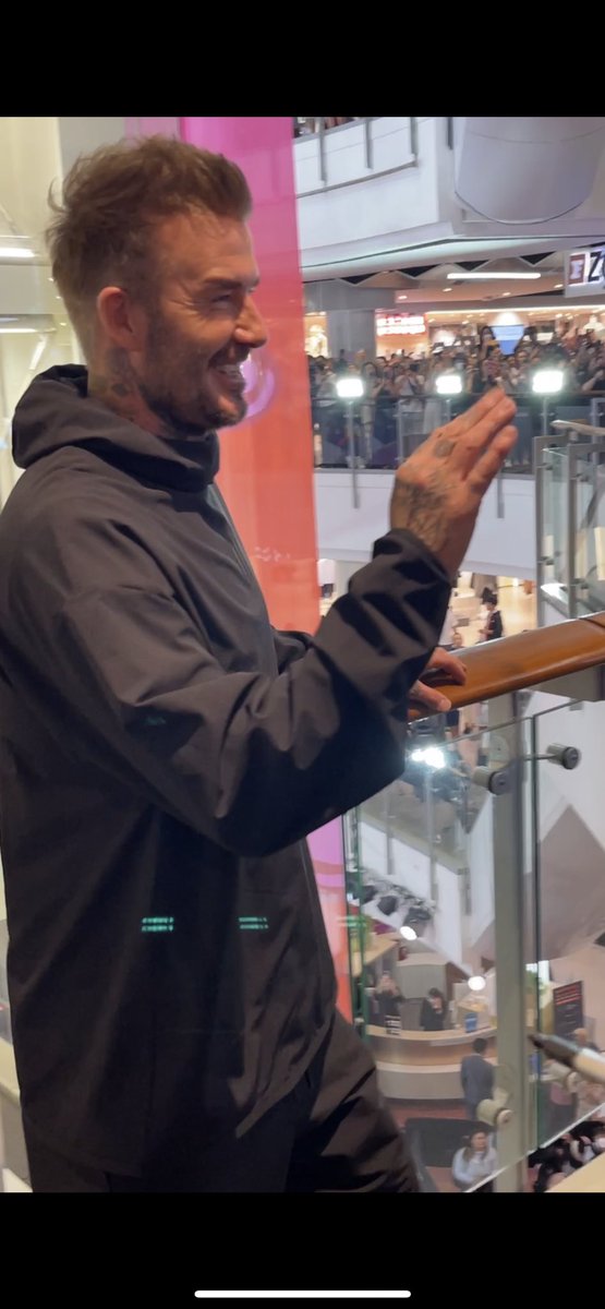Fdey21's tweet photo. Oh jadi ini rasanya face to face sama David Beckham 🥰

#adidasthailand
#davidbeckham https://t.co/pxn4kNGuWp