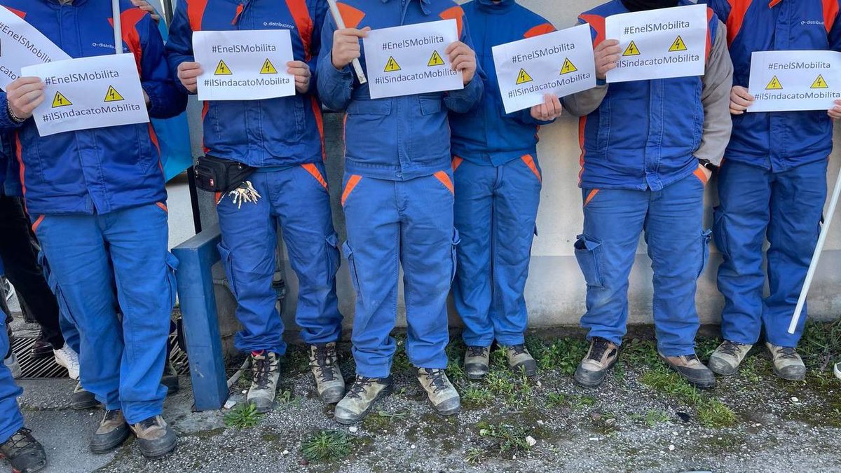 flaeifvg's tweet photo. Oggi non è tempo di stare alla finestra, di rimanere in attesa o restare indifferenti.
Da oggi decidi se stare col padrone o stare con il sindacato che difende diritti e dà le tutele ai lavoratori del settore elettrico.
Tu, da che parte stai?
#EnelSmobilita
#ilSindacatoMobilita https://t.co/rso1WiTuoj