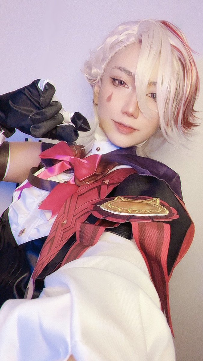 ueyagi's tweet photo. 𝘐 𝘴𝘩𝘰𝘶𝘭𝘥 𝘱𝘳𝘰𝘣𝘢𝘣𝘭𝘺 𝘦𝘮𝘱𝘩𝘢𝘴𝘪𝘻𝘦 𝘢𝘨𝘢𝘪𝘯 𝘵𝘩𝘢𝘵 𝘐𝘮 𝘳𝘢𝘳𝘦𝘭𝘺 𝘴𝘰 𝘰𝘱𝘦𝘯 𝘸𝘪𝘵𝘩 𝘢𝘯𝘺𝘰𝘯𝘦 𝘐 𝘨𝘶𝘦𝘴𝘴 𝘪𝘵𝘴 𝘣𝘦𝘤𝘢𝘶𝘴𝘦 𝘺𝘰𝘶𝘳𝘦 𝘯𝘰𝘵 𝘫𝘶𝘴𝘵 𝘢𝘯𝘺𝘰𝘯𝘦. ー Lyney✨😚

#genshinimpact https://t.co/KUmdT2exYY