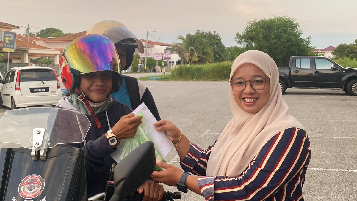 Alhamdulillah. Pagi tadi program Sedekah Jumaat di Pejabat @eprihatinsb dan @AMKSGBESAR. In shaa Allah akan menjadi program mingguan. Terima kasih kepada semua yang terlibat. In shaa Allah Ramadhan kita buat bubur lambuk. Apa macam? 😊