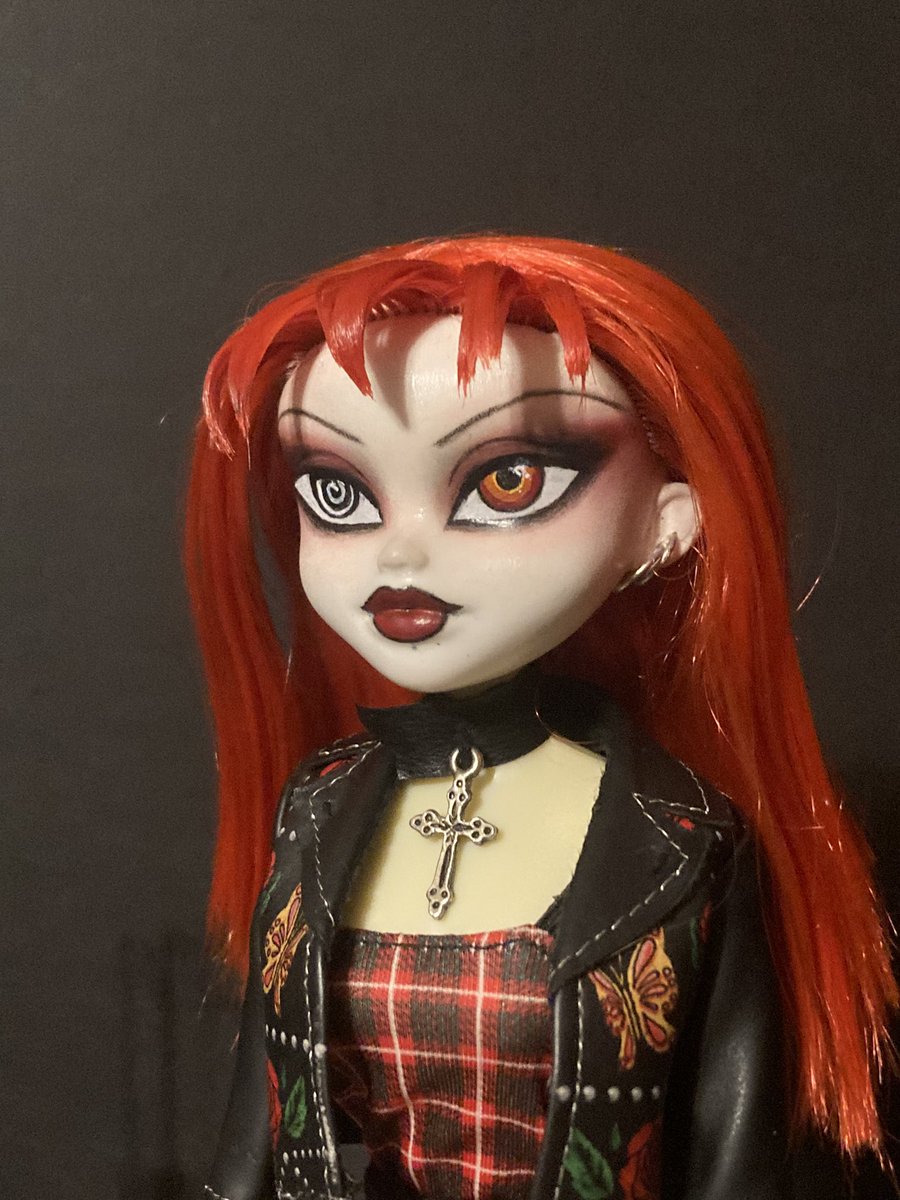 I’m desperate for a BeGoth renaissance. 
Lillian repaint