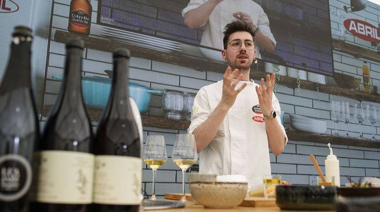 vozdesantiago's tweet photo. 🔺 #ALaÚltima | Este chef premiado como joven talento de la cocina, exalumno del #CIFPCompostela, constata lo difícil que es abrirse camino: «Mi sueño se cumpliría si me toca la lotería» 👉 https://t.co/aVomup5Njb https://t.co/8McTAR61QD
