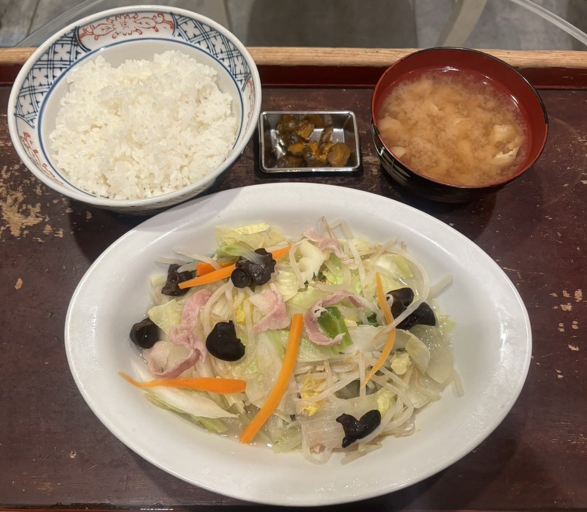 2月2日(金)
能登屋本店

野菜炒め定食    950円

「普段茶色が多い食事なので本日は野菜炒め定食を頂きました。味が薄めに感じますが食べ終われば体が浄化されたように感じ人に優しくできそうです。油揚げの温かい味噌汁も体に染み渡ります。後半戦人に優しく元気に営業に臨みます！ご馳走様でした！」